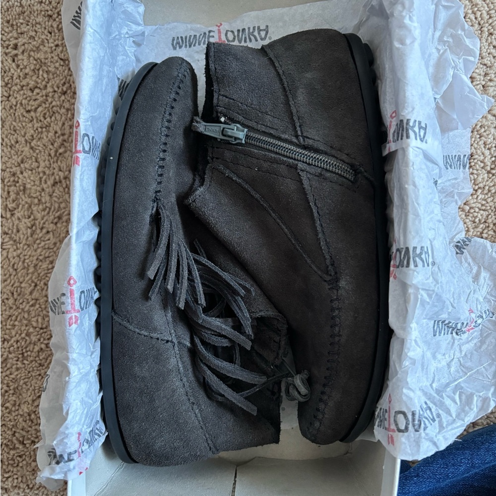 Minnetonka shoes women 5.5